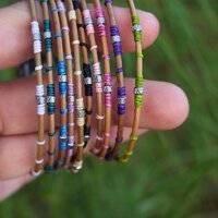 Bracelet jonc en aiguille de pin "2 perles brillantes"
