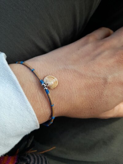 Bracelet jonc en aiguille de pin bleu "coquillage" – Image 4